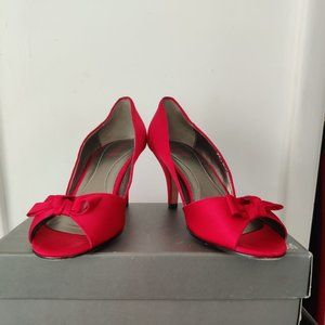 Kenneth Cole Reaction, Red  Satin Pumps with bow, Size 9.5